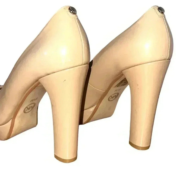 MICHAEL KORS CHANTEL NUDE PATENT LEATHER PLATFORM PUMPS. - Picture 4 of 12